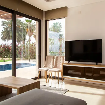 Santa Barbara Seafront W Jacuzzi Pool וילה Paphos
