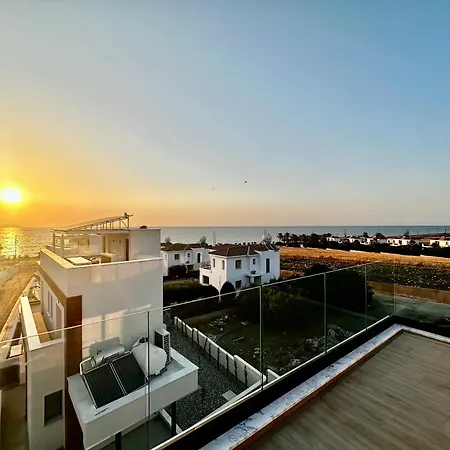 Santa Barbara Seafront W Jacuzzi Pool וילה Paphos